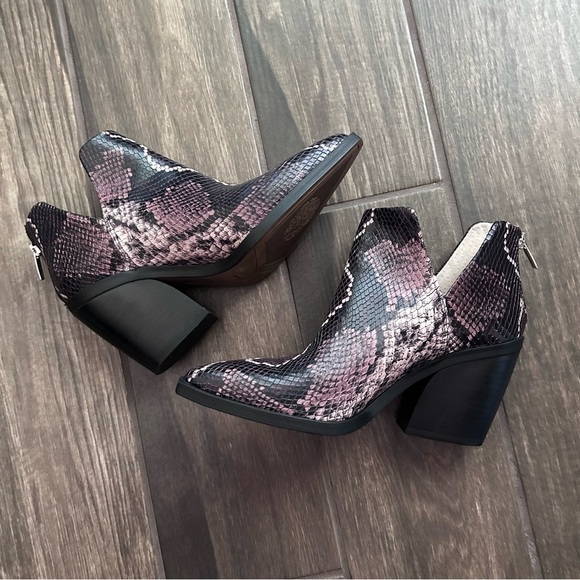 Vince Camuto Gigietta Leather Booties in Snakeskin Sz 8 - Picture 2 of 11